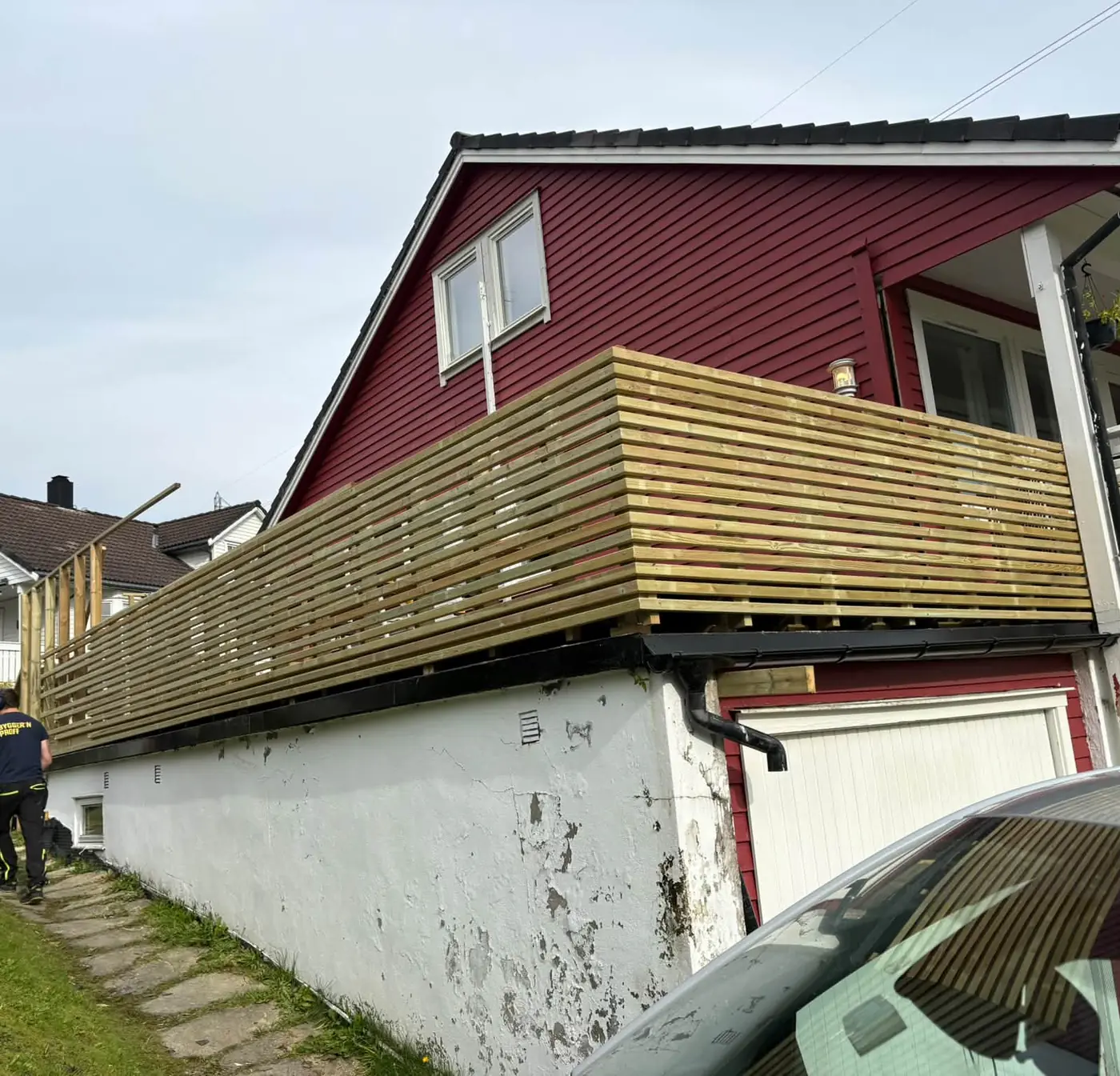 Balkong med nytt rekkverk over garasje