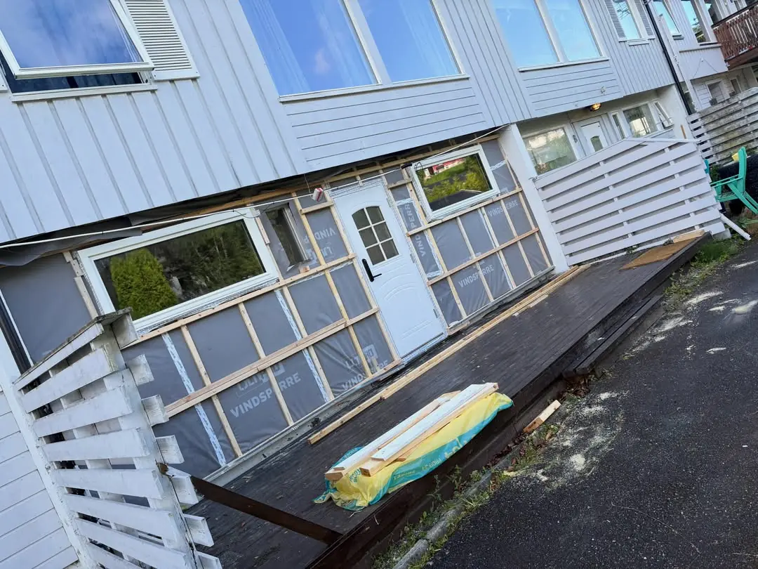 Fasade under oppgradering med nye vinduer