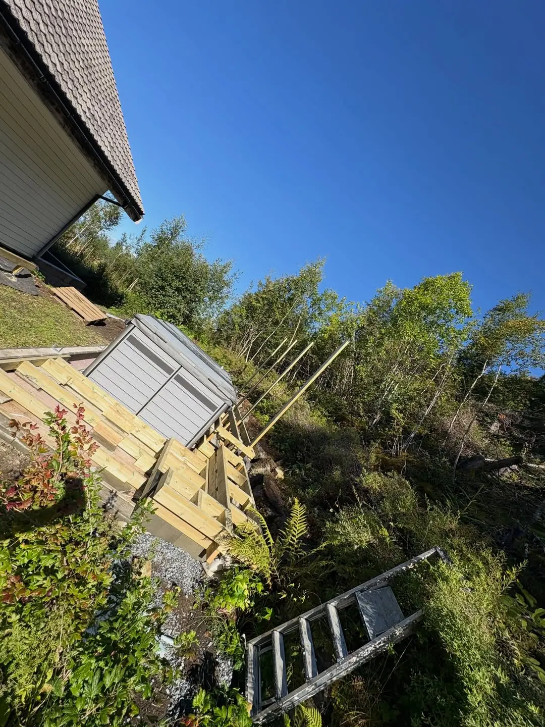 Terrasse under bygging i skrått terreng