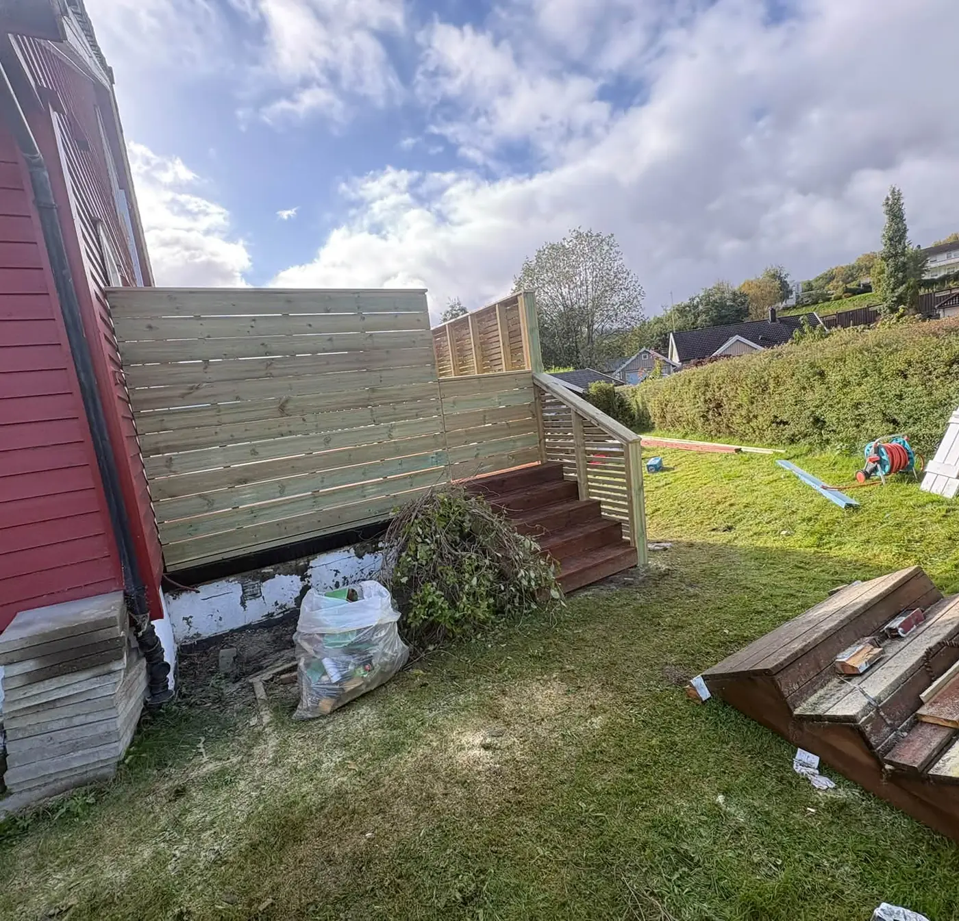 Ny terrasse med trapp bygget av Snekker Beck